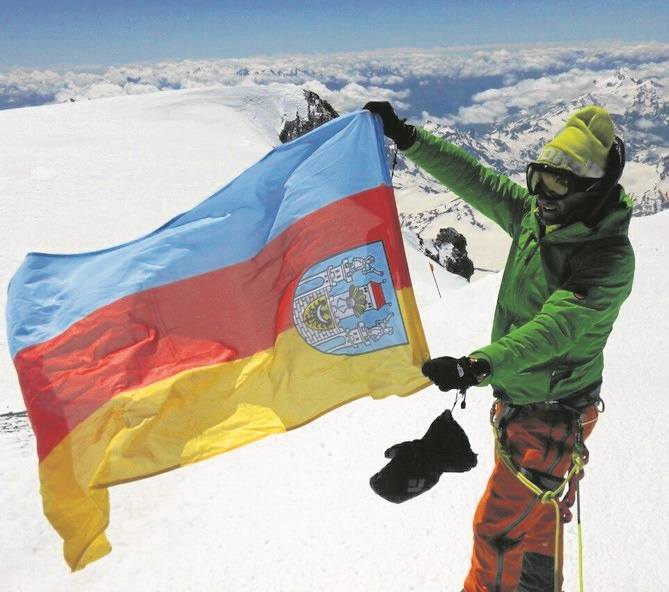 Krzysztof Sabaciński z flagą Szprotawy na Elbrusie. - Flaga będzie ze mną na wszystkich szczytach, które zdobędę - mówi.