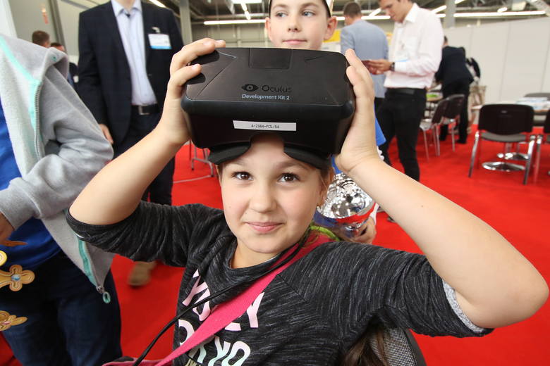  Mała Maja była zachwycona goglami Oculus Rift, które umożliwiły jej poznanie wirtualnej rzeczywistości<br /> <br /> 