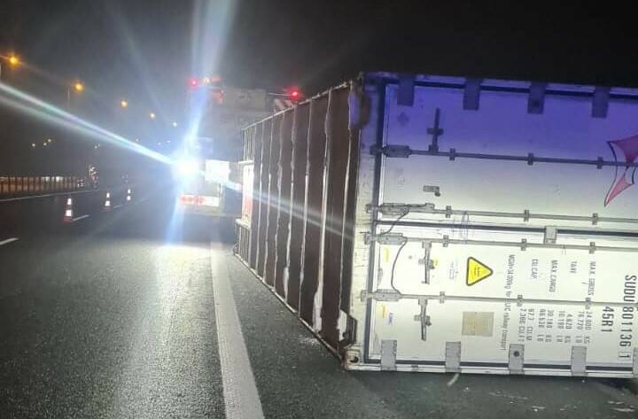 To wydarzenie mogło skończyć się tragedią. Pijany kierowca zgubił na autostradzie A1 kontener samochodu ciężarowego.