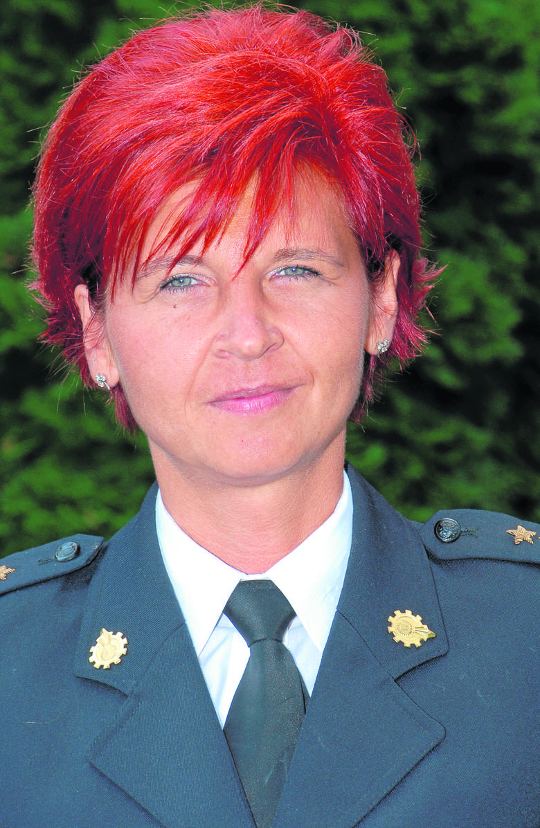 Kapitan Barbara Błaszczyk jest dyżurnym operacyjnym w KP PSP w Łowiczu. Pracuje tam od 16 lat. Działa także w Strażacko-Miejskiej Orkiestrze Dętej w Łowiczu