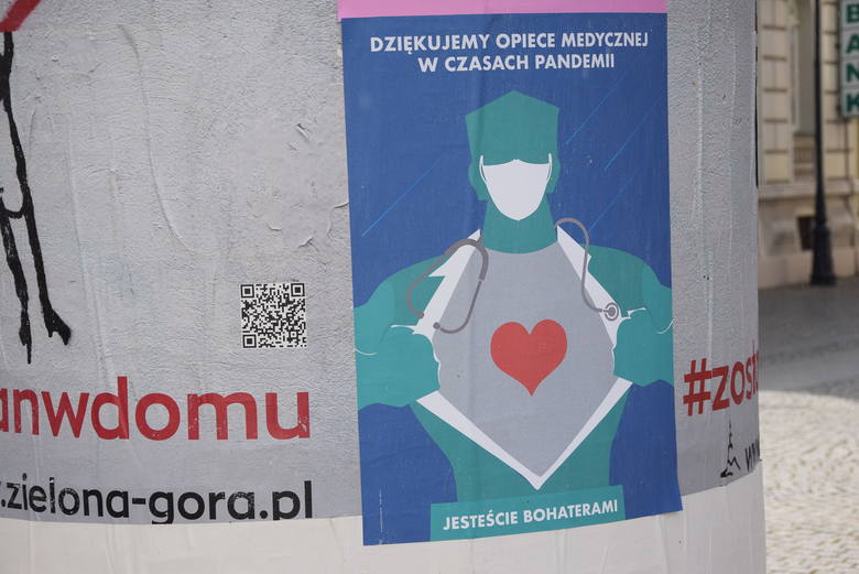 Plakaty wspierające medyków, ale też zachęcające do zostania w domu, można zobaczyć w wielu punktach Zielonej Góry. Tutaj projekt: Izoldy Bączkowskiej.  