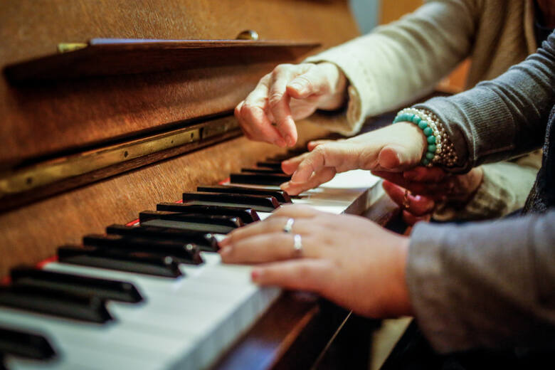 Badania wykazały, że gra na pianinie aktywuje wiele obszarów mózgu.