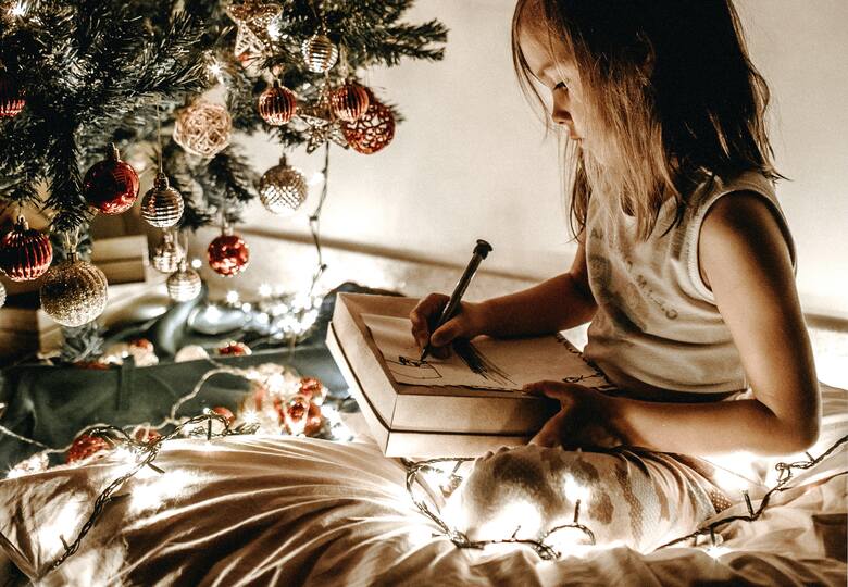 dziewczynka pisze list do św. Mikołaja 