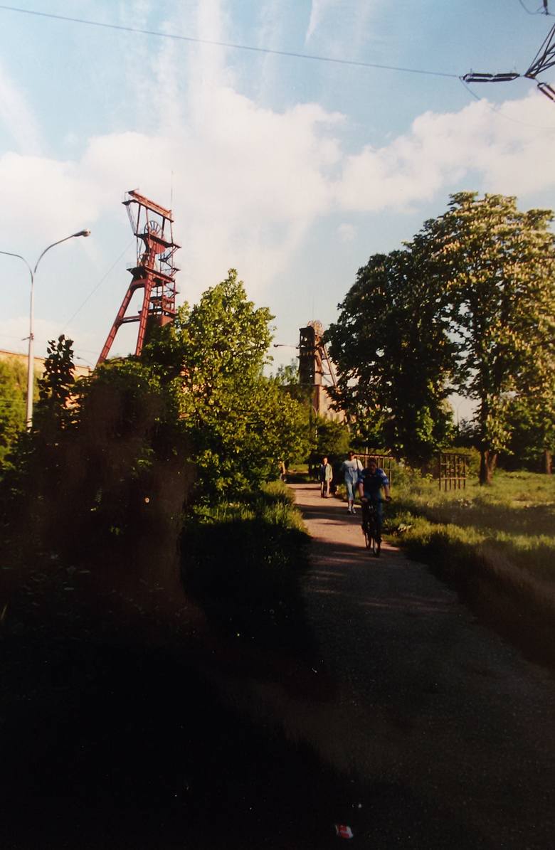 Taki widok dla mieszkańców Sielca jest dzisiaj już tylko wspomnieniem. Widoczne na zdjęciu wieże szybów kopalni Sosnowiec (wówczas jeszcze z linami) niedługo potem przestały wyciągać węgiel na powierzchnię, a potem całkowicie je rozebrano. Pozostała jedynie wieża szybu Anna, na tym zdjęciu...