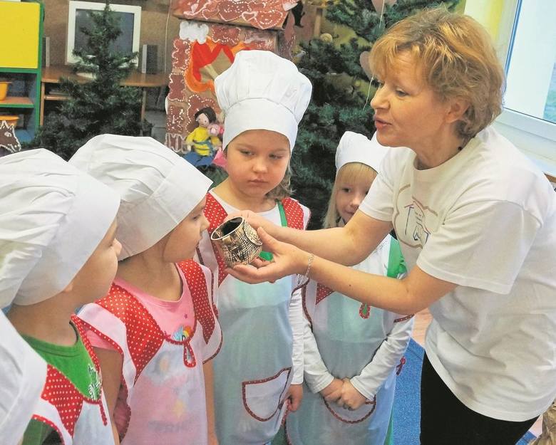 Dzieci poznały przyprawy dodawane do piernikowego ciasta.