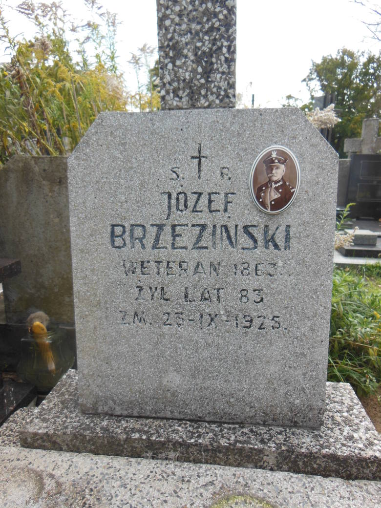 Czas zatrzymany w nagrobnych porcelankach na cmentarzu św. Józefa w Skierniewicach