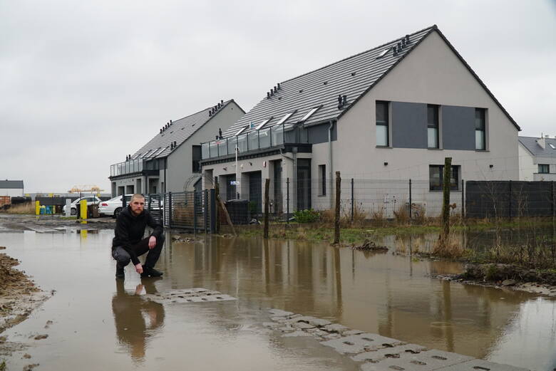 Tomasz Rybarczyk zwraca uwagę, że wiele ulic w podswarzędzkich miejscowościach jest pod wodą już od tygodni. I na zmianę się nie zanosi