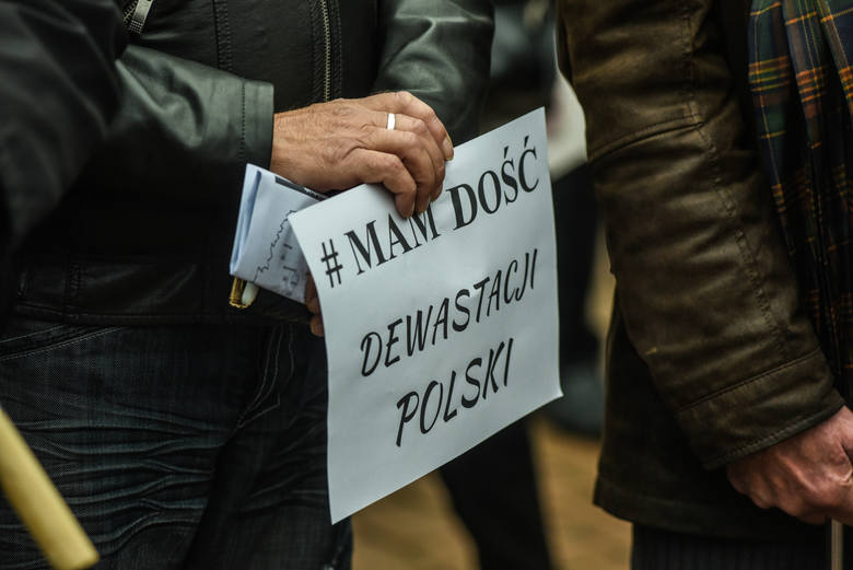 Sympatycy KOD-u protestowali w sobotę w regionie. W Bydgoszczy pojawiło się zaledwie kilkadziesiąt osób.