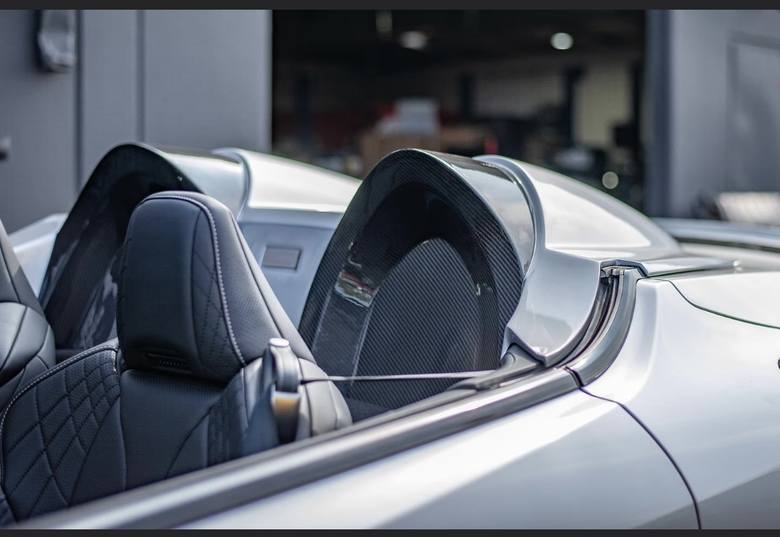 Połączenie ponadczasowej stylistyki Lexusa LC 500 Convertible  z wolnossącym, 5-litrowym V8 to prawdziwa rzadkość w dzisiejszych czasach. Gdy taki samochód
