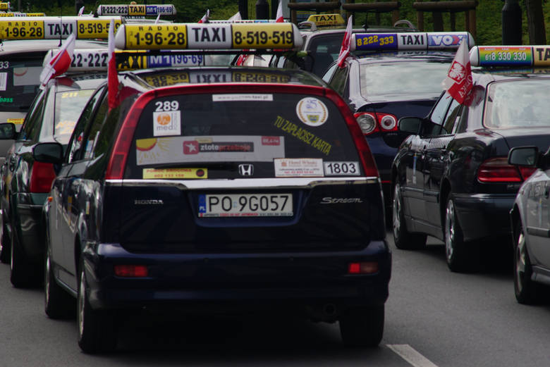 Do protestów taksówkarzy przeciwko firmom takim jak Uber czy Taxify dochodzi regularnie, także w Poznaniu (na zdjęciu protest z 2017 roku). Chcą oni ujednolicenia zasad prowadzenia działalności dla wszystkich przewoźników