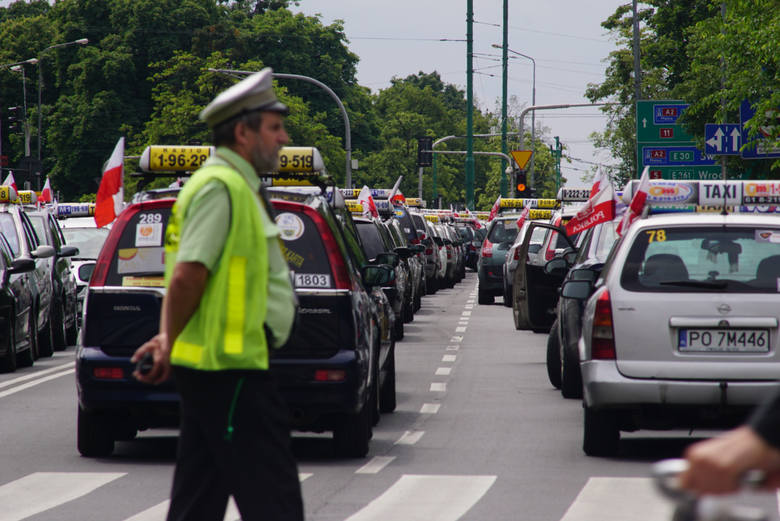 Do protestów taksówkarzy przeciwko firmom takim jak Uber czy Taxify dochodzi regularnie, także w Poznaniu (na zdjęciu protest z 2017 roku). Chcą oni ujednolicenia zasad prowadzenia działalności dla wszystkich przewoźników