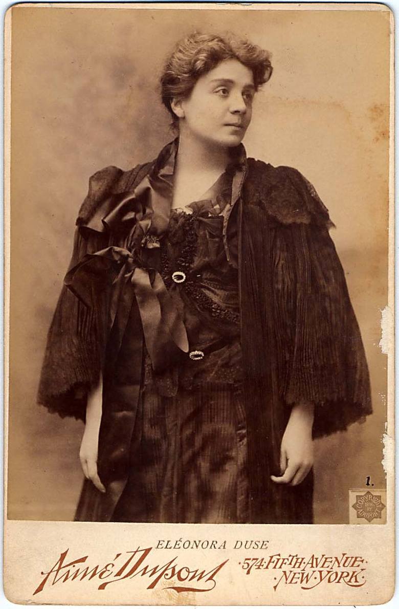 Eleonora Duse (1858-1925) – Pochodziła z Lombardii. Występowała na scenie wędrownego teatru od 5. roku życia. U szczytu aktorskiej sławy znajdowała się w ostatniej dekadzie XIX w. - występowała w najlepszych teatrach Europy i obu Ameryk. Uważana jest za jedną z najwybitniejszych aktorek w historii.