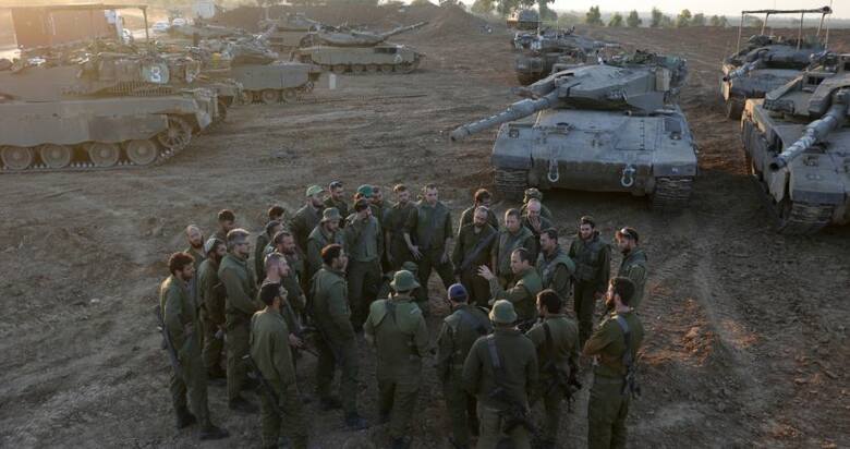 Izraelscy żołnierze stoją w pobliżu swoich czołgów podczas tymczasowego zawieszenia broni.
