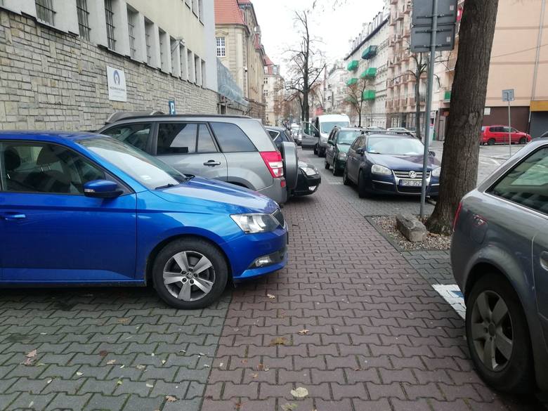Chodniki ulicy Młyńskiej są zajęte przez samochody - piesi, zwłaszcza niepełnosprawni, mają tu niewielkie szanse przejścia. 