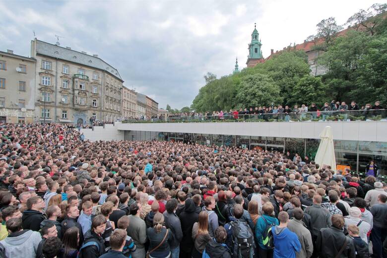Tłum oczekujących przed CORT po wejściówki na otwarte treningi podczas Euro 2012.