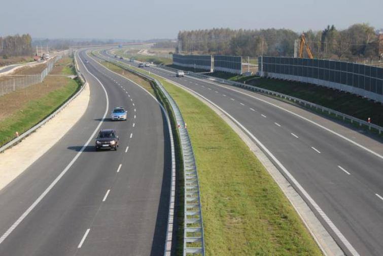 W czwartek po 11:00 drogowcy otworzyli przedostatni brakujący odcinek autostrady A4. Trasa łączy Tarnów z Dębicą.