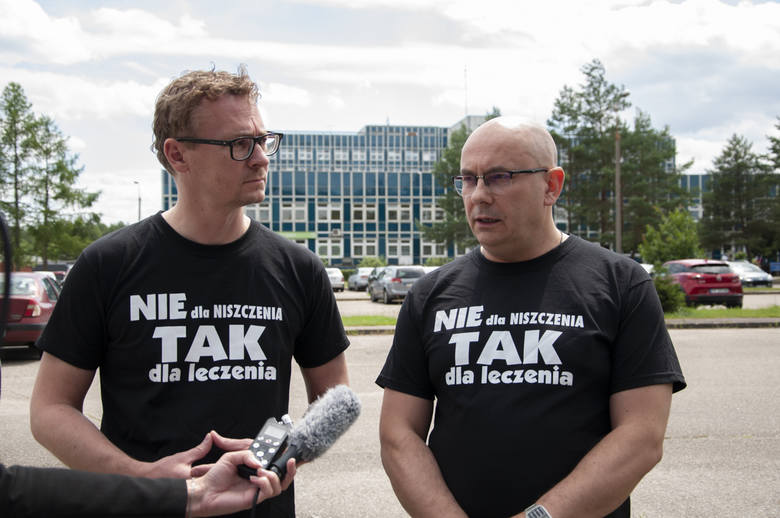 We wtorek, 30 czerwca lekarze ze szpitala im. S. Staszica w Pile wyszli przed placówkę wraz z przedstawicielami Wielkopolskiej Izby Lekarskiej, by zaprotestować przeciwko działaniom starosty pilskiego.