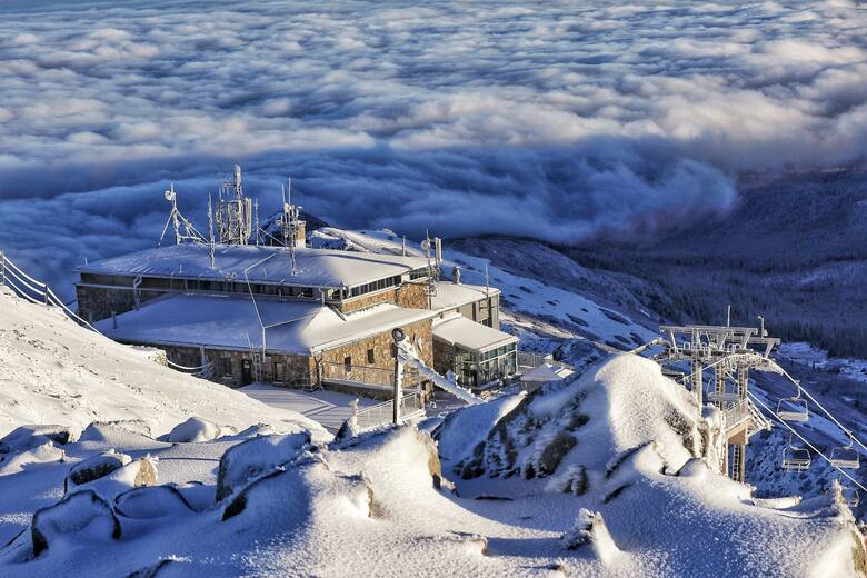 Z Kasprowego Wierchu wiodą dwie trasy zjazdowe, bardzo popularne wśród narciarzy. Trasa Gąsienicowa (10 km) opada do Doliny Gąsienicowej, a Goryczkowa