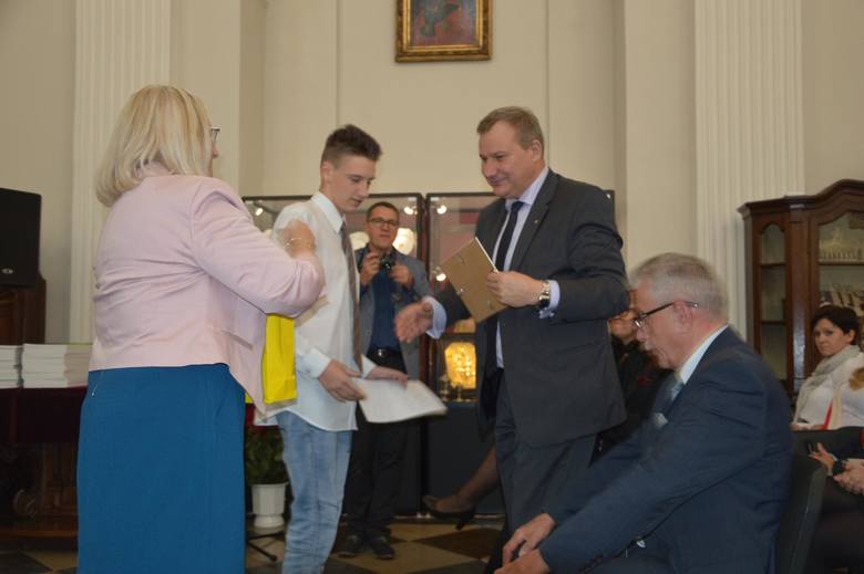 Władze powiatu łowickiego nagrodziły pracowników szkół. Kto dostał nagrody? [ZDJĘCIA]