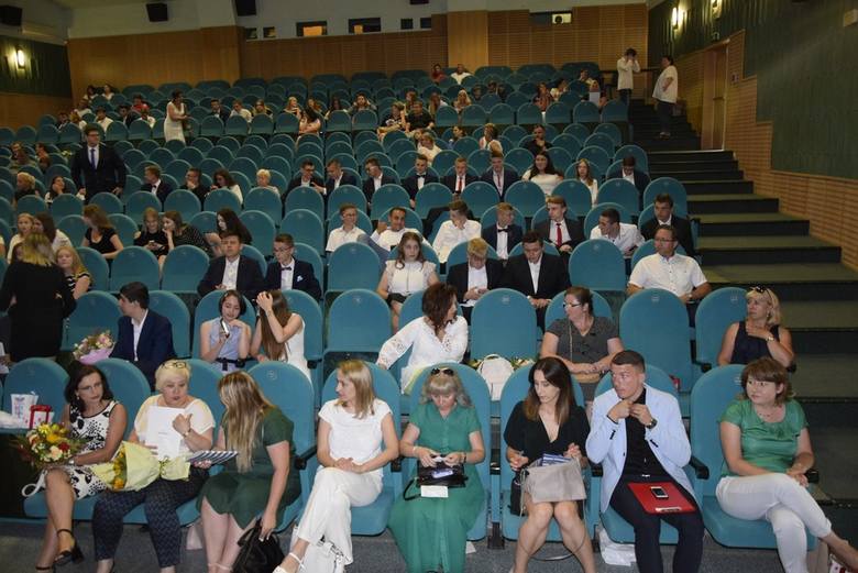 We wtorek, 18 czerwca, w Kinoteatrze Polonez odbyło się zakończenie roku szkolnego i pożegnanie uczniów dawnego Gimnazjum nr 3 w Skierniewicach. Opuszczający szkołę uczniowie otrzymali świadectwa, a wyróżniający się – świadectwa i nagrody.