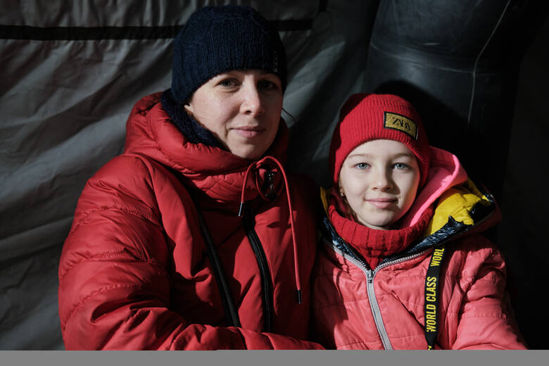 Wśród uchodźców spotykamy Natalię i jej 10 -letnią córkę Weronikę. Przyjechały do Budomierza z Sum. Ukrainki, dwa dni temu zostały ewakuowane z oblężonego