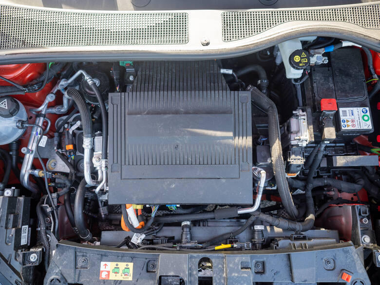 Napęd elektryczny Fiata 600e to udoskonalona jednostka koncernu Stellantis, oferująca 156 KM mocy i 260 Nm momentu obrotowego. Jest to ta sama jednostka,
