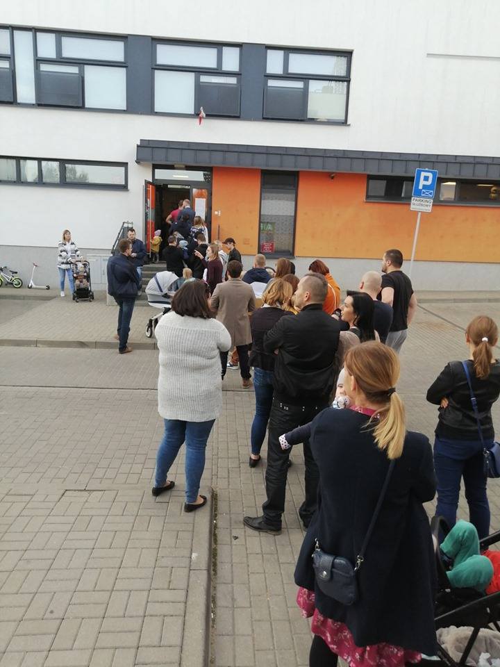 Kolejka przed lokalem wyborczym przy ul. Onyksowej w Lublinie