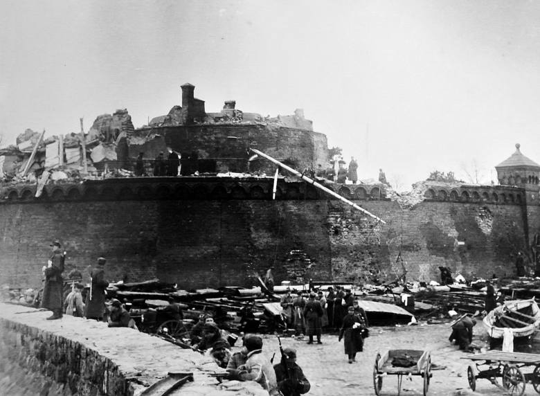 Kołobrzeska parowozownia krótko po zakończeniu bitwy o miasto w marcu 1945 r. 