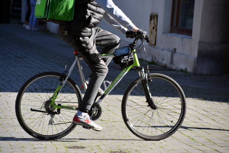 Czy po zielonogórskim deptaku powinny jeździć rowerzyści? - mieszkańcy różnie odpowiadają na to pytanie. Dyskusja w tej sprawie trwa od lat