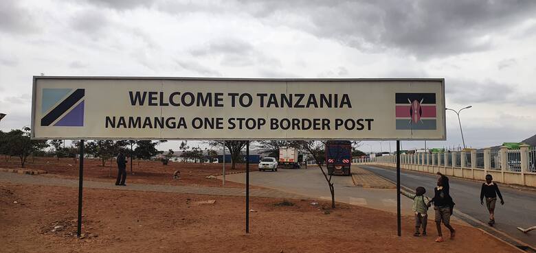 Po 32 dniach wędrówki Daniel dotarł do granicy Tanzanii. Przeszedł wzdłuż całą Kenię.