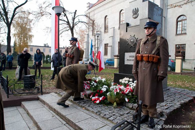 Złożenie kwiatów pod pomnikiem Józefa Piłsudskiego