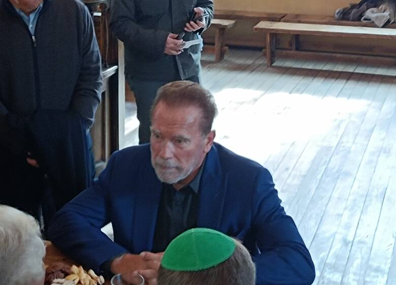 Arnold Schwarzenegger w synagodze w Oświęcimiu