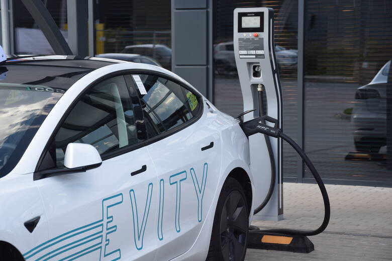 Evity, czyli elektryczne taksówki wożą pasażerów już 1,5 roku. Przejechały milion bezemisyjnych kilometrów. Z tej okazji zorganizowano w Zielonej Górze