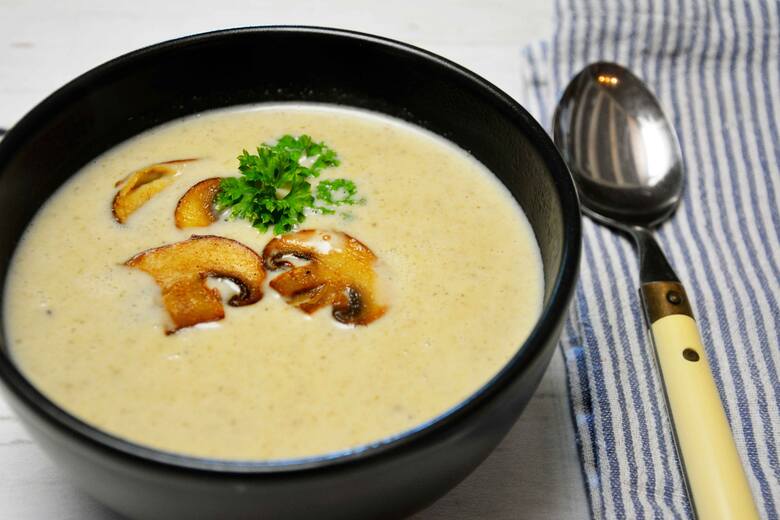 Zupa grzybowa jest tradycyjnym daniem podczas Wigilii. Sprawdźcie, jak zrobić zupę grzybową wigilijną.