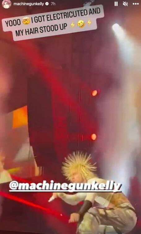 Piosenkarz Machine Gun Kelly porażony prądem podczas koncertu. Włosy stanęły mu dęba