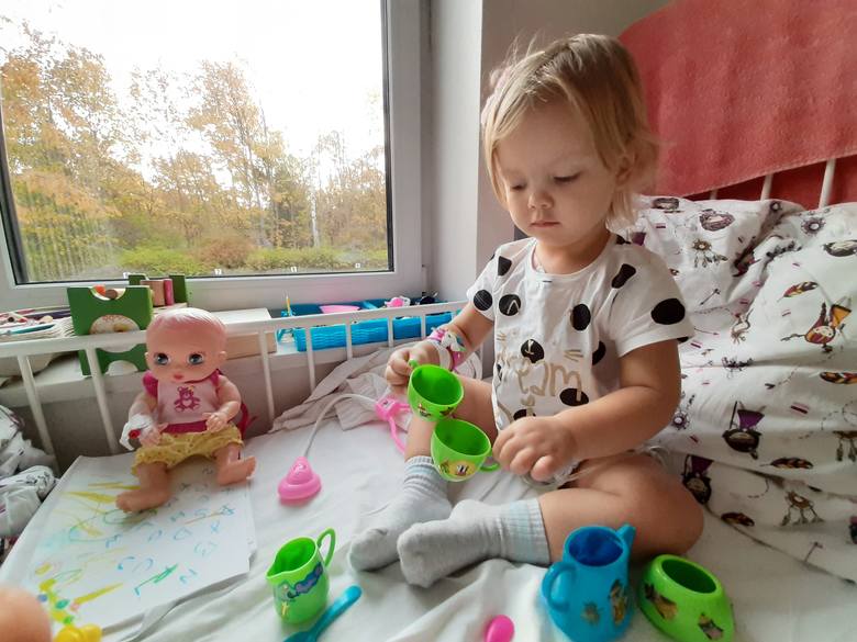 Dwuletnia Zosia Smura obecnie w niczym nie przypomina dziewczynki, która jeszcze niedawno codziennie płakała z bólu i spędziła trzy miesiące w szpitalach