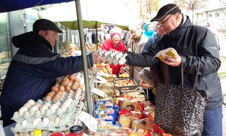 Na rynkach i targowiskach klienci kupują wiejskie jaja 