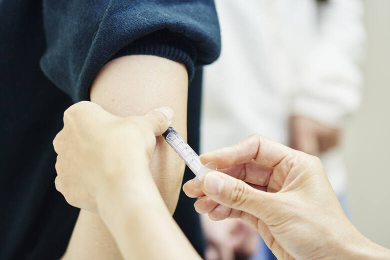Wstrzykiwanie szczepionki w ramię