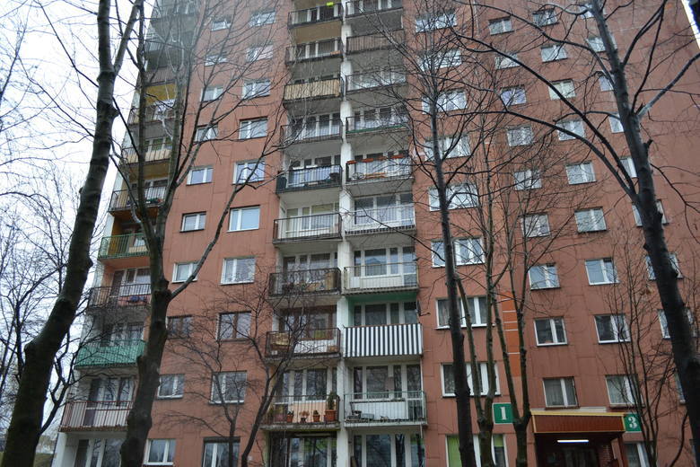 Dwuletnie dziecko wypadło przez balkon w Sosnowcu na Środuli. Chłopczyk spadł z 5. piętra i przeżył