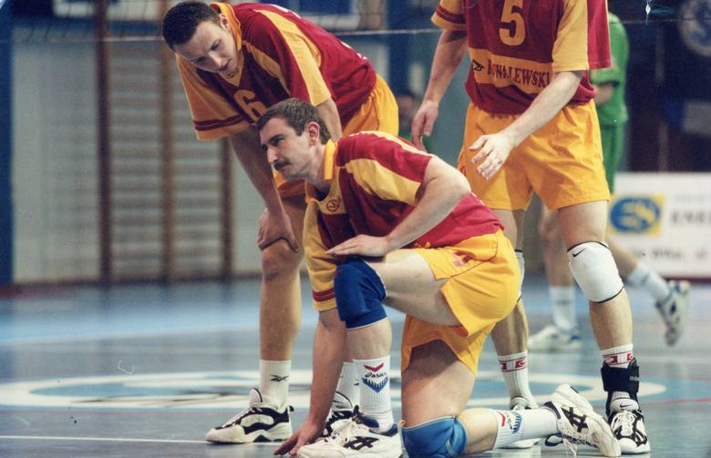 Były rozgrywający Stilonu Wiktor Sidielnikow (klęczy) był w ostatnich latach najpierw szkoleniowcem Zenita Kazań (wygrał z nim Ligę Mistrzów), a w ostatnich mistrzostwach Europy prowadził reprezentację Białorusi. Z lewej Marcin Kobiałko.