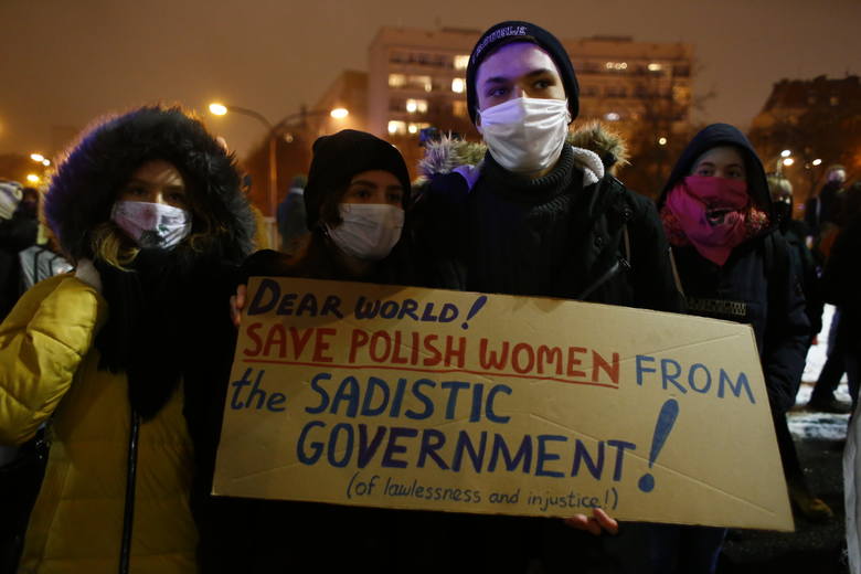 Warszawa: Strajk kobiet przed siedzibą TK. Cztery osoby zatrzymane, w tym Klementyna Suchanow [ZDJĘCIA]