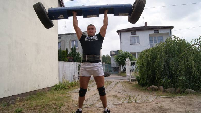 Rafał Koczywąs, 23-latek z os. Rawka w Skierniewicach, trenuje przed zawodami strongman 26 lipca