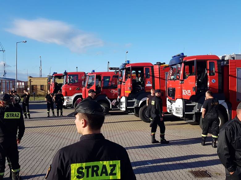 Strażacy wrócili ze Szwecji. W Świnoujściu powitał ich premier Polski Mateusz Morawiecki. Wczesnym rankiem do portu w Świnoujściu przybił prom z polskimi strażakami, którzy przez dwa tygodnie walczyli z pożarami trawiącymi lasy w środkowej Szwecji.<br /> 
