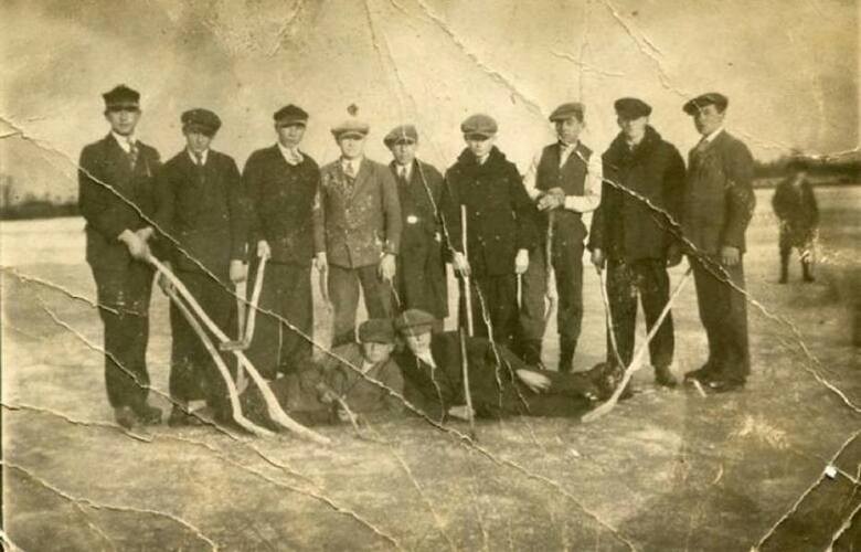 Gdy tylko mróz skuwał lodem Sołę i okoliczne stawy pojawiali się tam młodzi miłośnicy hokeja, jak na tym przedwojennym zdjęciu. Jak widać tradycje hokejowe