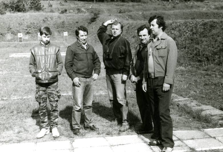 Strzelnica wojskowa saperów na dawnym poligonie przy ul. Saperskiej. Na zdjęciu panowie z Ligi Obrony Kraju podczas zawodów strzeleckich. Zdjęcie wykonane na przełomie 1985 i 1986 r.