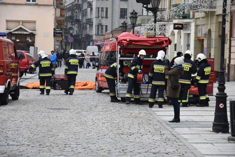 Przed godz. 14.00 do urzędu miasta w Kaliszu przyszedł mail z informacją o podłożonej bombie. Ewakuowano prawie 200 osób.<br /> <strong>Przejdź do kolejnego zdjęcia ---></strong><br /> 