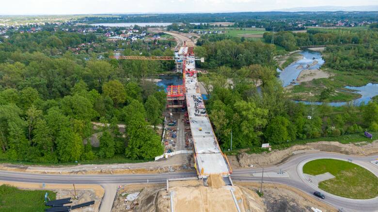 Na budowie mostu nad Sołą w ciągu obwodnicy Oświęcimia trwają prace przy drugiej nitce przeprawy