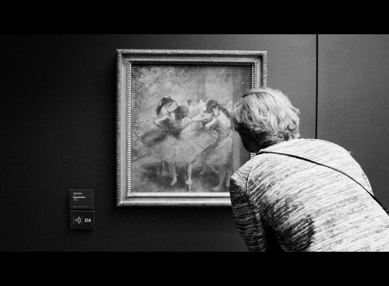 Na zdjęciu jeden ze studentów Akademii Sztuk Pięknych przy „Błękitnych tancerkach” Edgara Degasa. W Muzeum Orsay, które mieści się w dawnym gmachu dworca kolei dalekobieżnej z 1900 r, znajdziemy ogromną kolekcję dzieł impresjonistów i postimpresjonistów. Na sześciu piętrach muzeum można podziwiać...