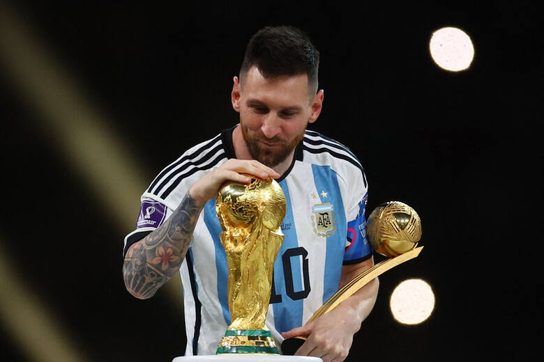 Lionel Messi pogładził i pocałował Puchar Swiata po odebraniu Złotej Piłki dla najlepszego piłkarza mundialu 2022