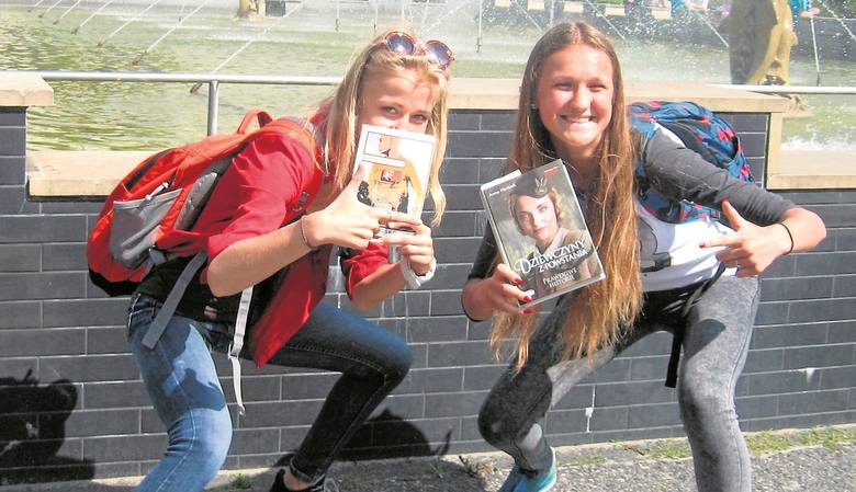 Kamila i Martyna z uśmiechem brały udział w akcji czytania.